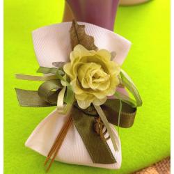 Sacchettino per confetti con fiore e nastro 2